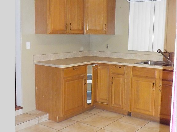 3rd image of 1004 Avenue G NE