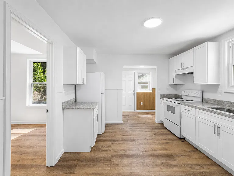 702 Hughlett St — Photo 10