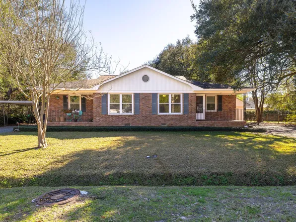 1441 N Edgewater Dr, Charleston, SC 29407