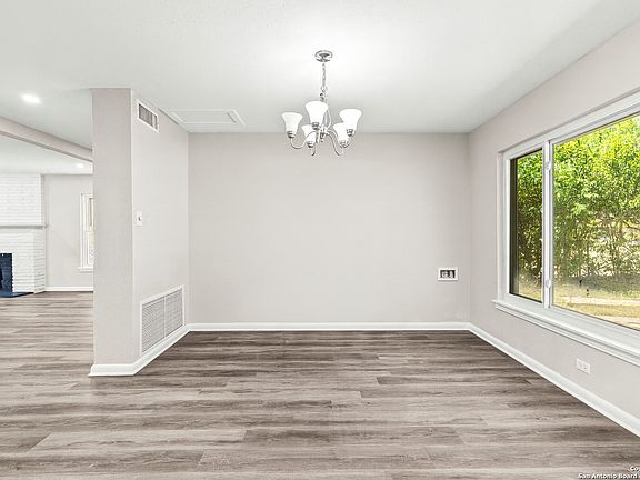 5th image of 2406 W Kings