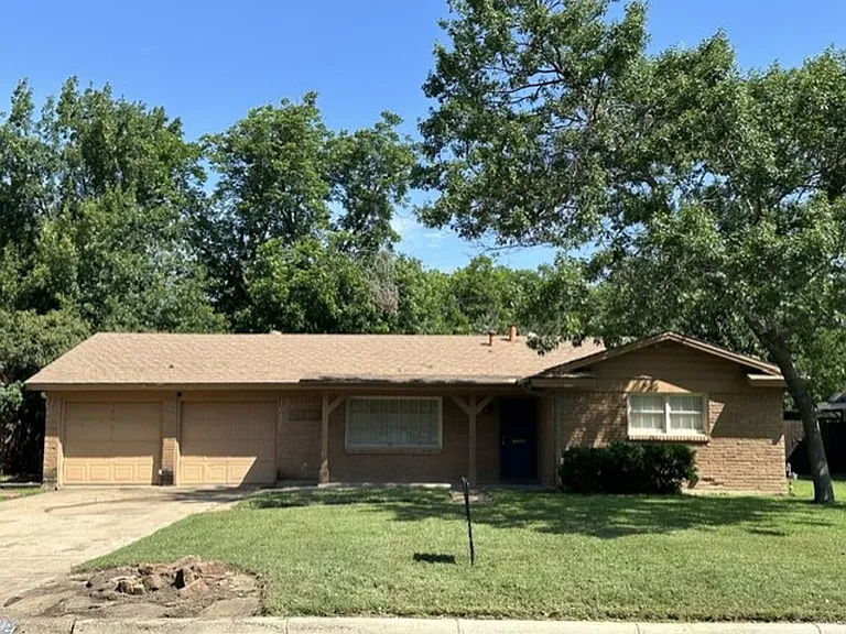 2820 Southgate Dr — Photo 1