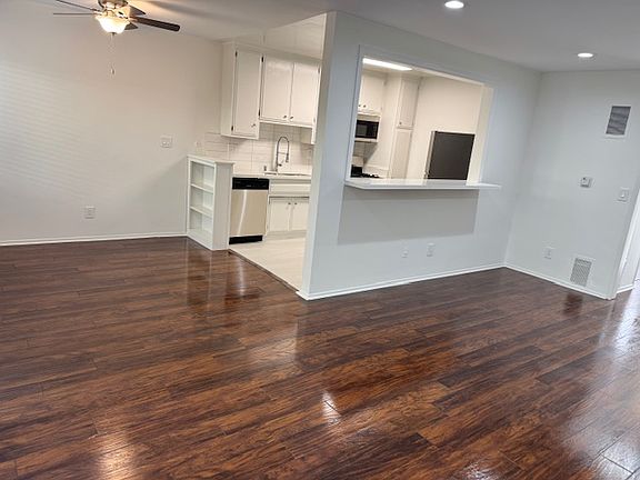 4th image of 725 N Sycamore Ave #4
