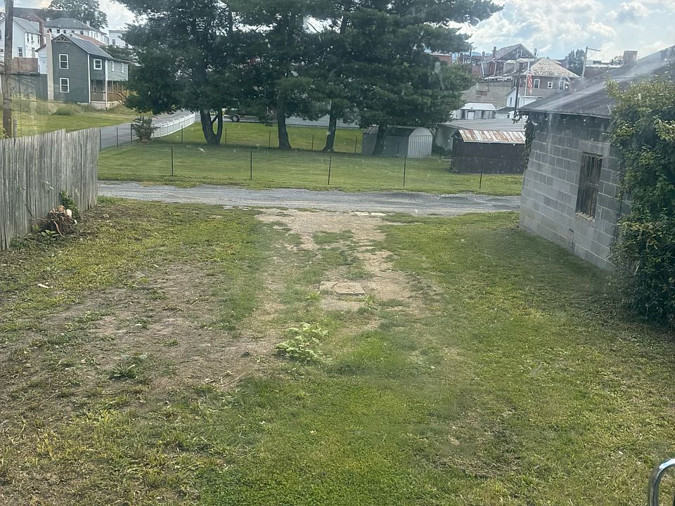 2nd image of 220 Oak St