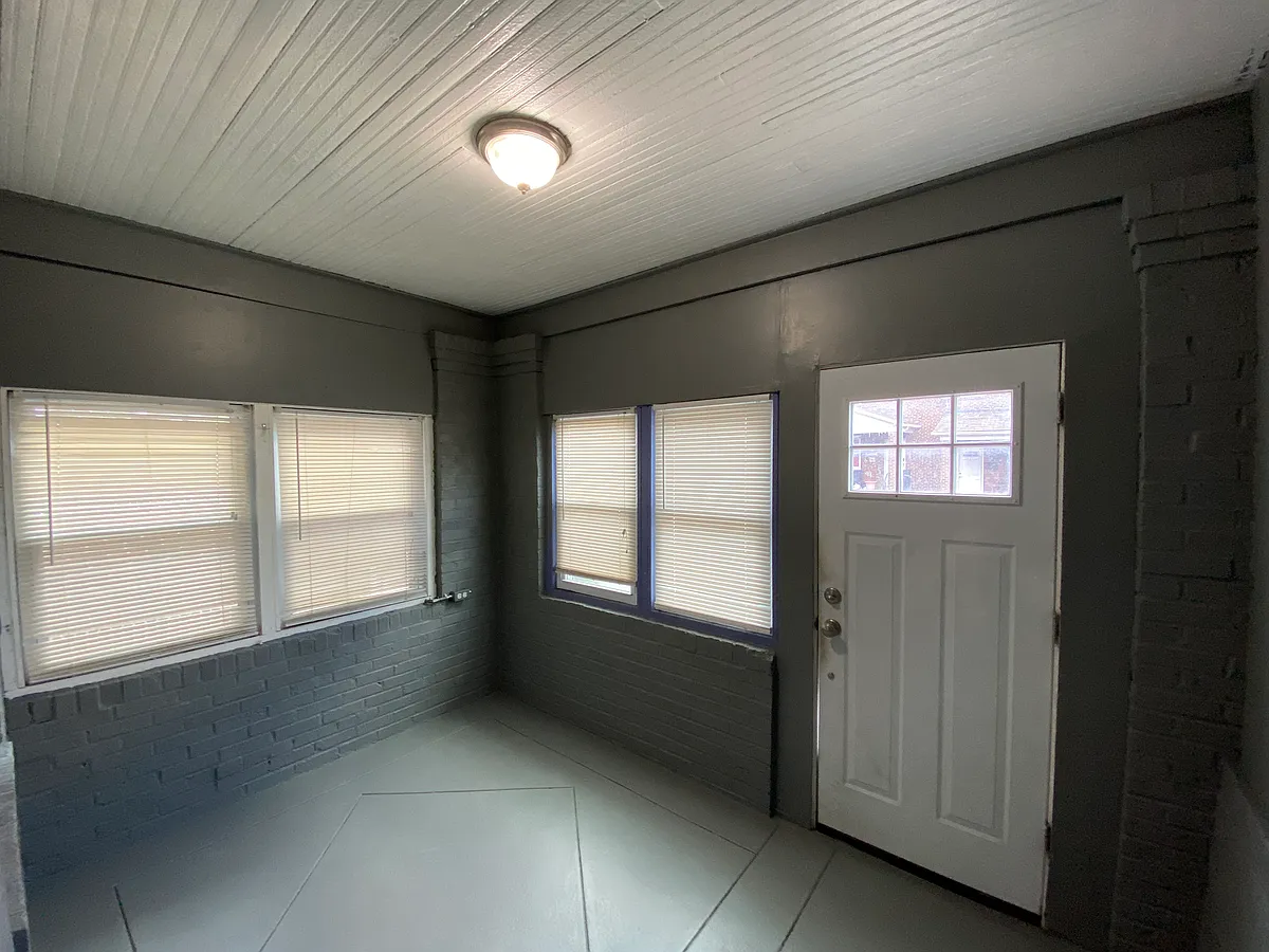 Building Photo - 518 Tolna St