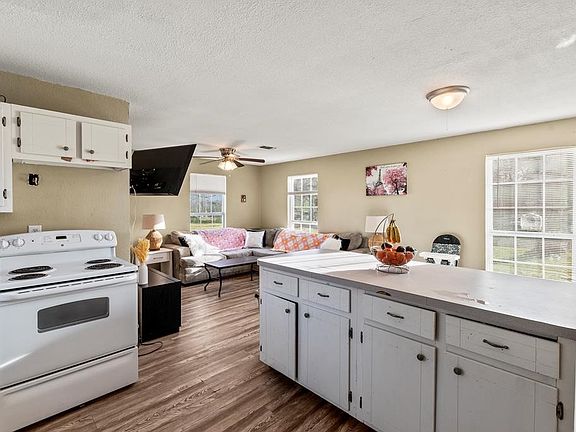 5th image of 303 Whispering Oaks Trl