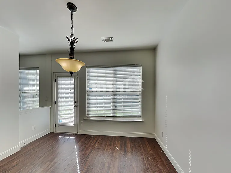 4059 Houldsworth Dr — Photo 4
