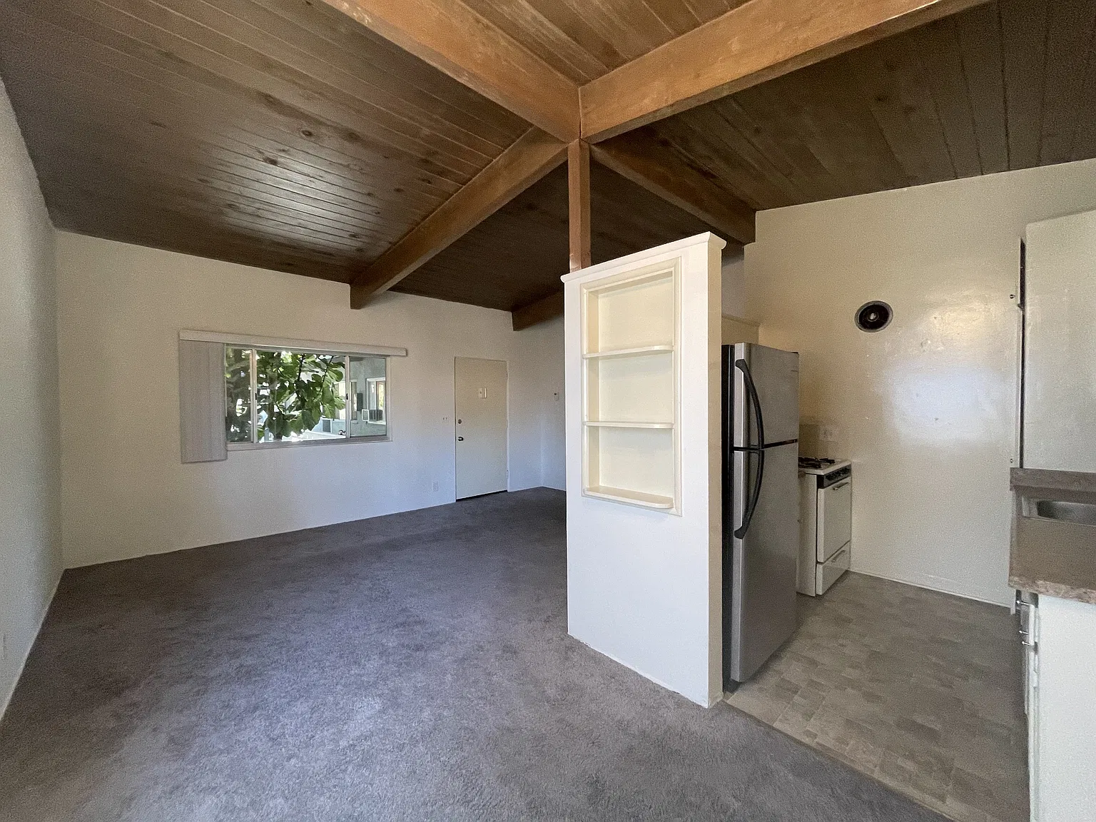 Lido Apartments - 446 S Maple Dr — Photo 4