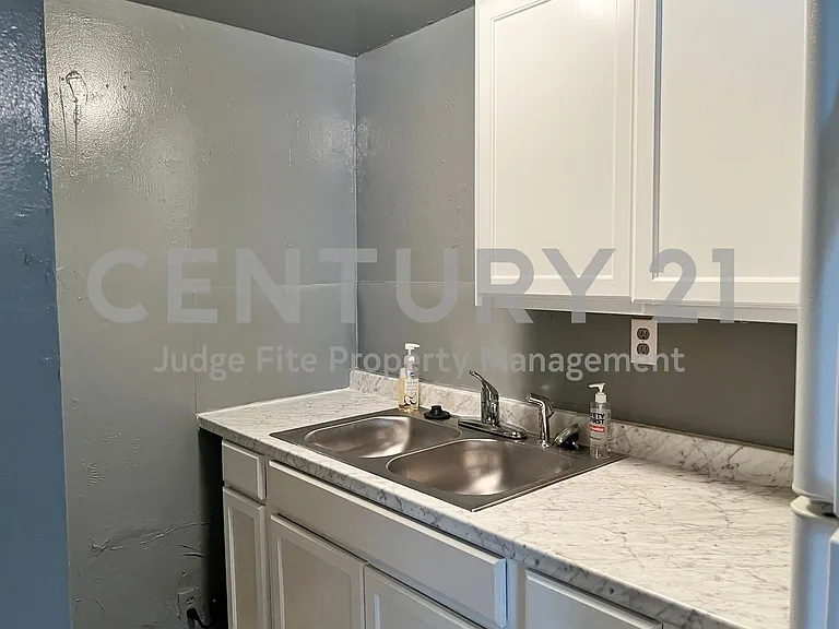 305 S Preston St #B — Photo 7