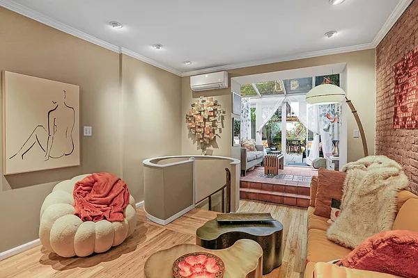 Sold by Tosh Marks Property Group | media 19