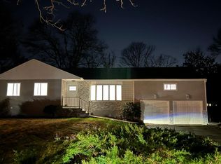 17 Lamplight Ln, Dix Hills, NY 11746