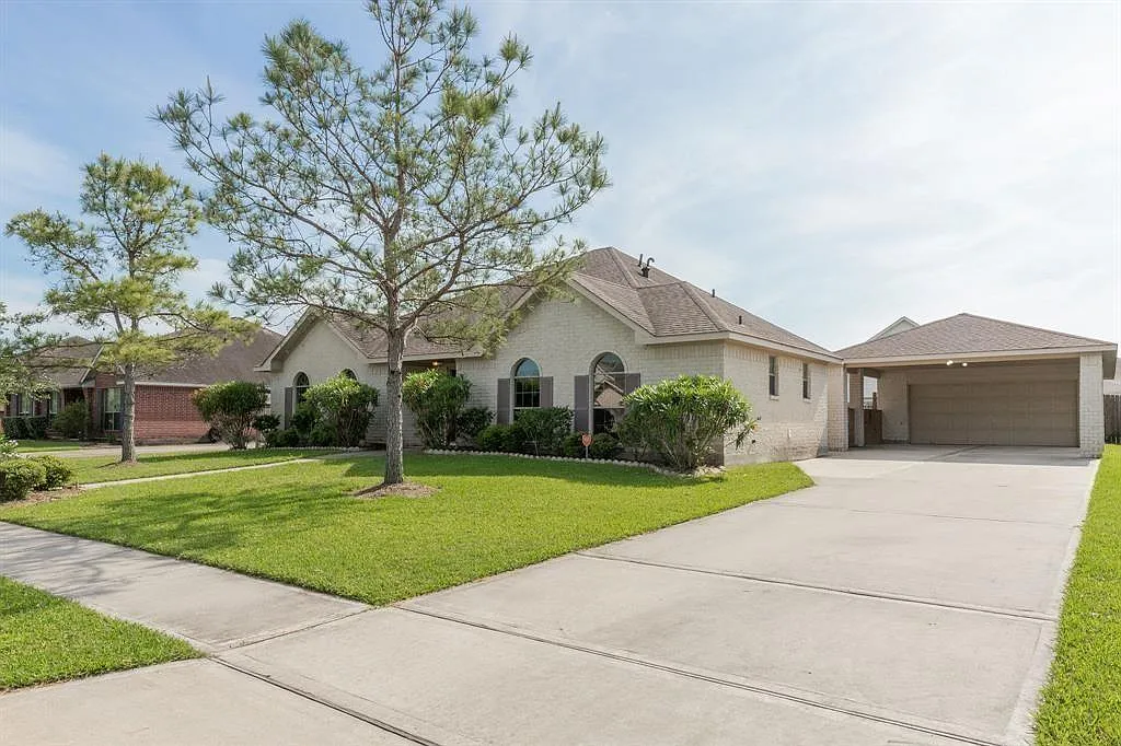 4 bed, 3.0 bath, 2872 sqft, $2,995 — Photo 1