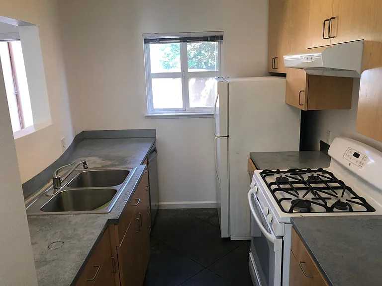 1020 Gravenstein Ave — Photo 3