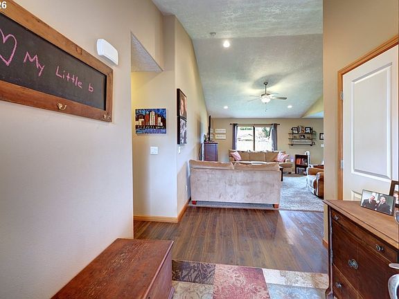 4th image of 332 SW Kalmia Ave