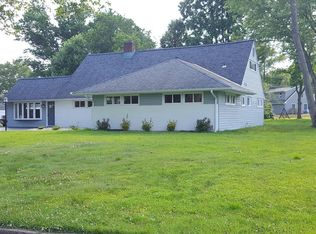 53 Red Ridge Rd, Levittown, PA 19056