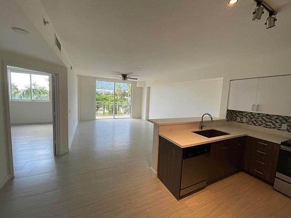 3rd image of 445 NE 39th St #309