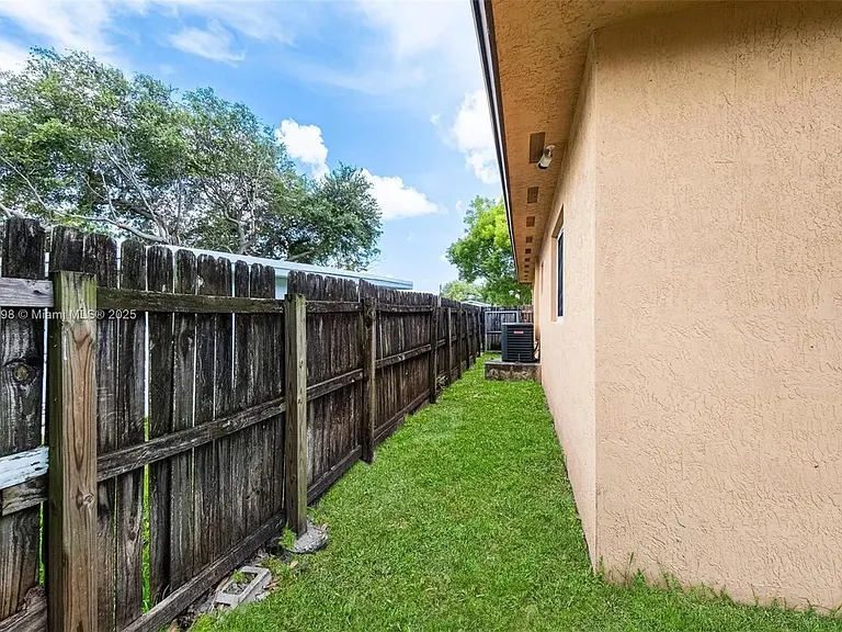 6124 SW 39th St — Photo 32