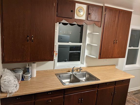 3rd image of 812 6th St SE