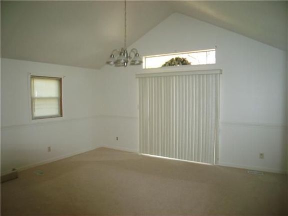 5th image of 11 Kencrest Cir
