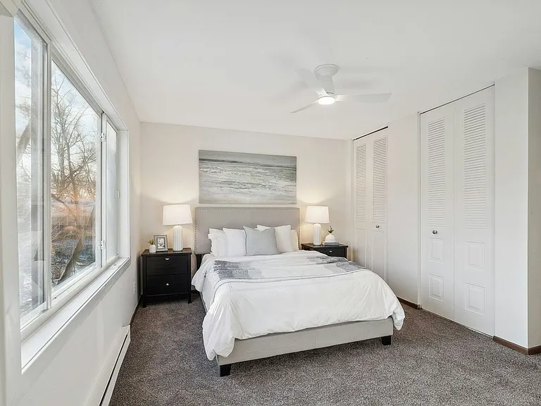 Wayzata Lake Apartments — Photo 37