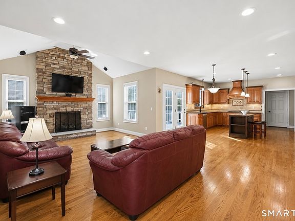 5th image of 26 Hendrickson Lane