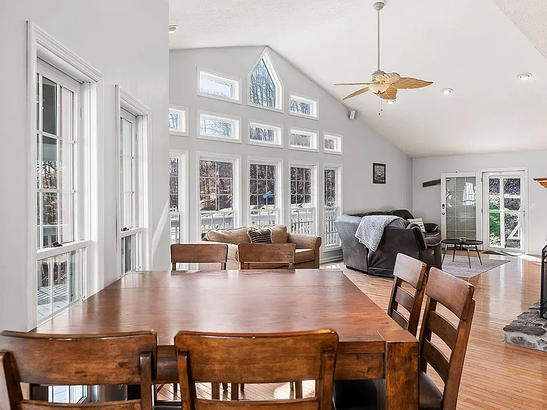 1038 Lakeside Dr — Photo 25