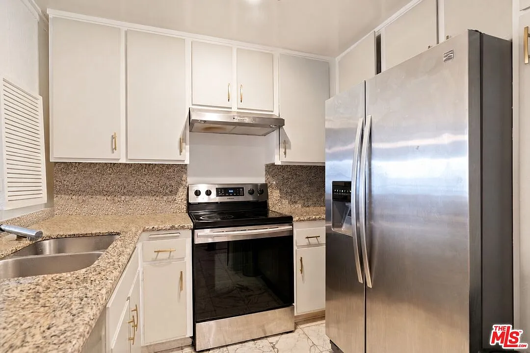 1 bed, 1.5 bath, 869 sqft, $3,350 — Photo 3
