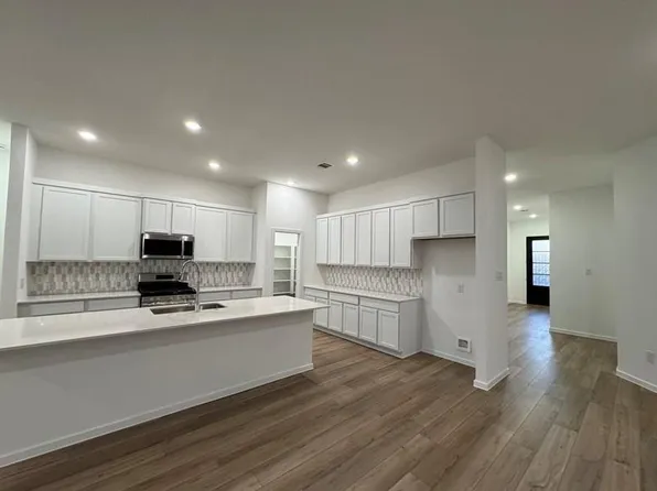 1306 W Shepard Dr, Dayton, TX 77535