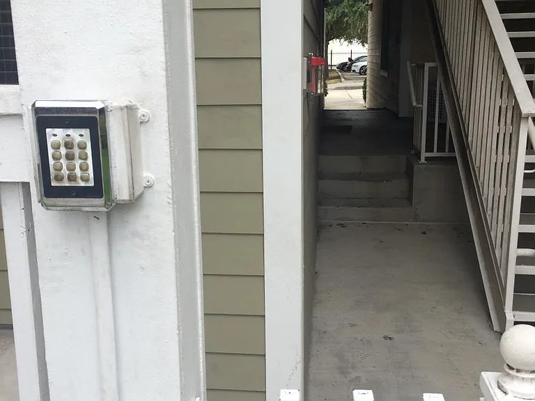Access gate to Front or Hallway doors