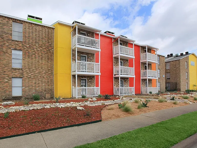 Mireya Apartment Homes — Photo 3