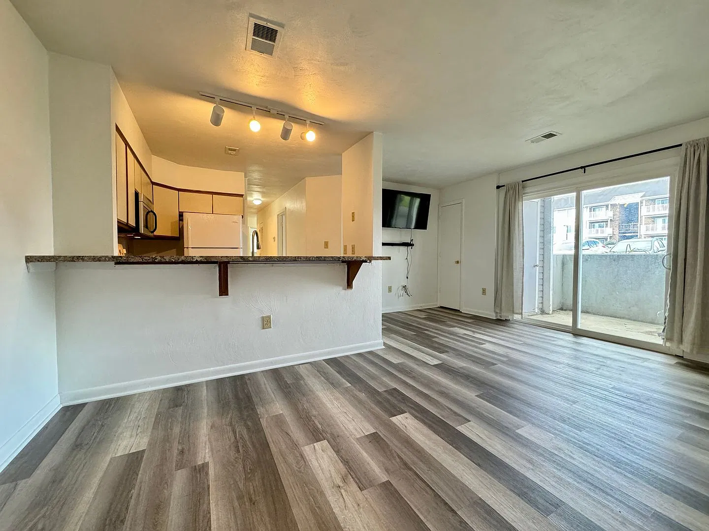 University Terrace 4 Bedroom Available Now! — Photo 1