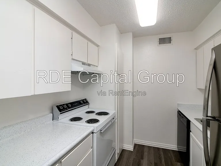 7048 Glenview Dr #47 — Photo 4
