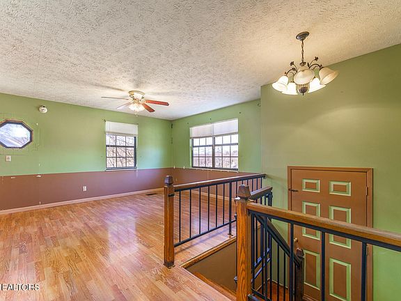 5th image of 415 Stout St