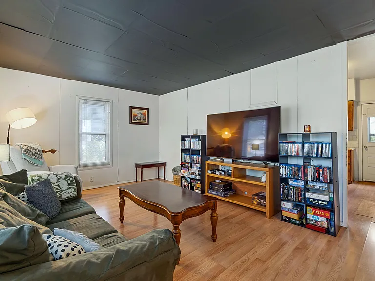 331 N Loomis Ave — Photo 2