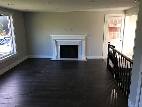 Front Lvng Room Fireplace