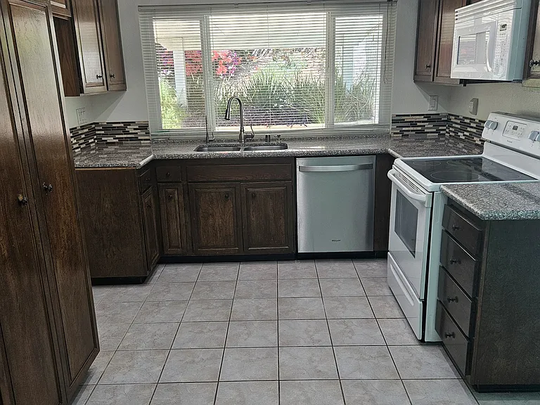20727 Horace St — Photo 8