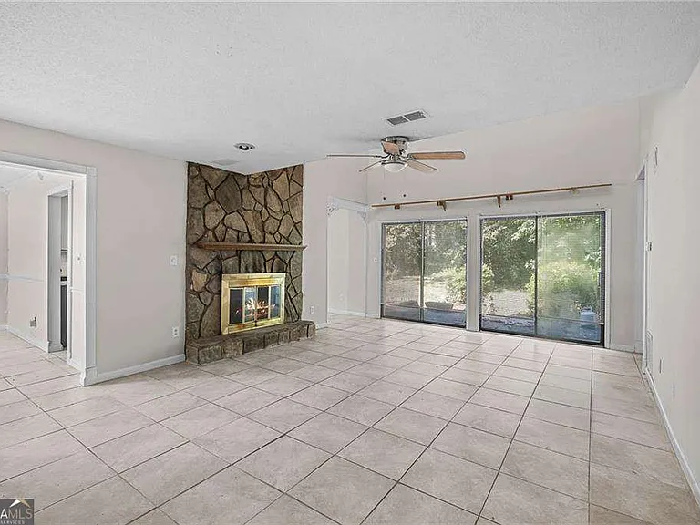990 Chapman Ln — Photo 10