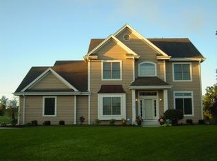 1017 Woods Dr, Hartland, WI 53029