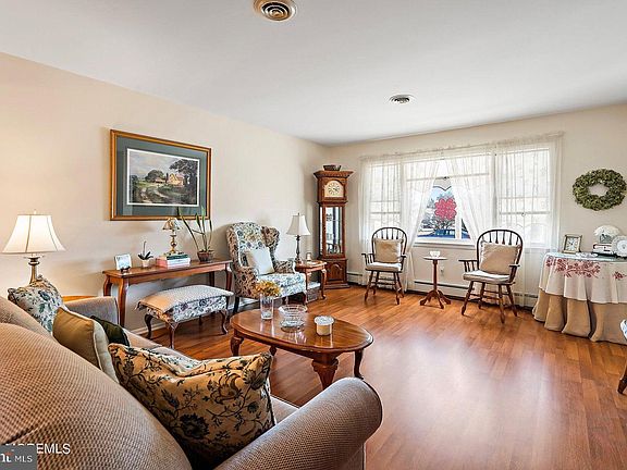 5th image of 121 Bolingbroke Ct