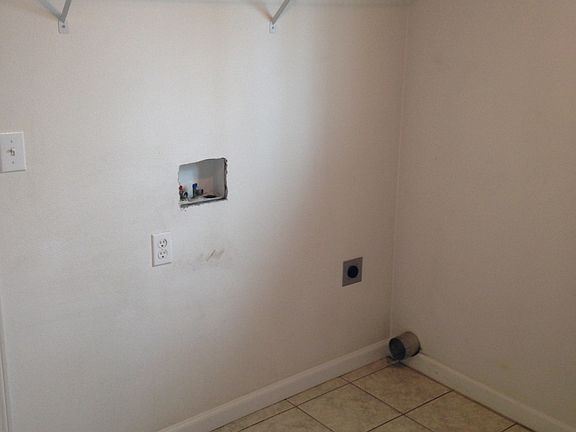 laundry room w/ washer dryer hookups