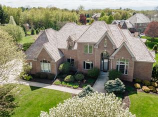 W305N2881 Foxwood Ct, Pewaukee, WI 53072
