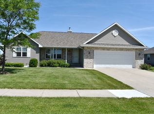 725 N Melcorn Cir, De Pere, WI 54115