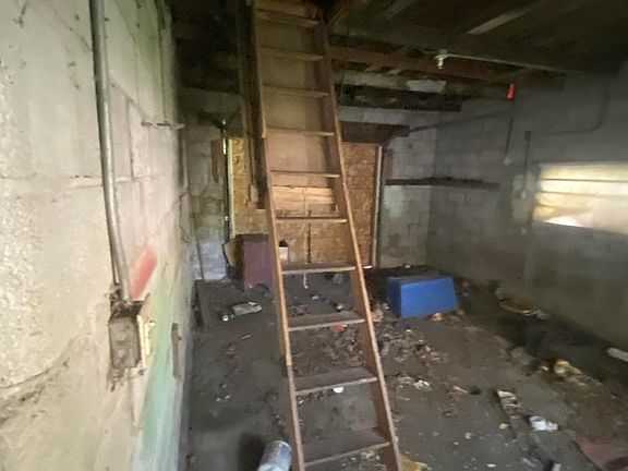 5th image of 712 E 40th Ave