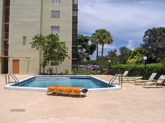 2nd image of 16950 W Dixie Hwy APT 436