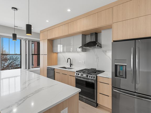 3rd image of 7518 N Eastlake Ter APT 3