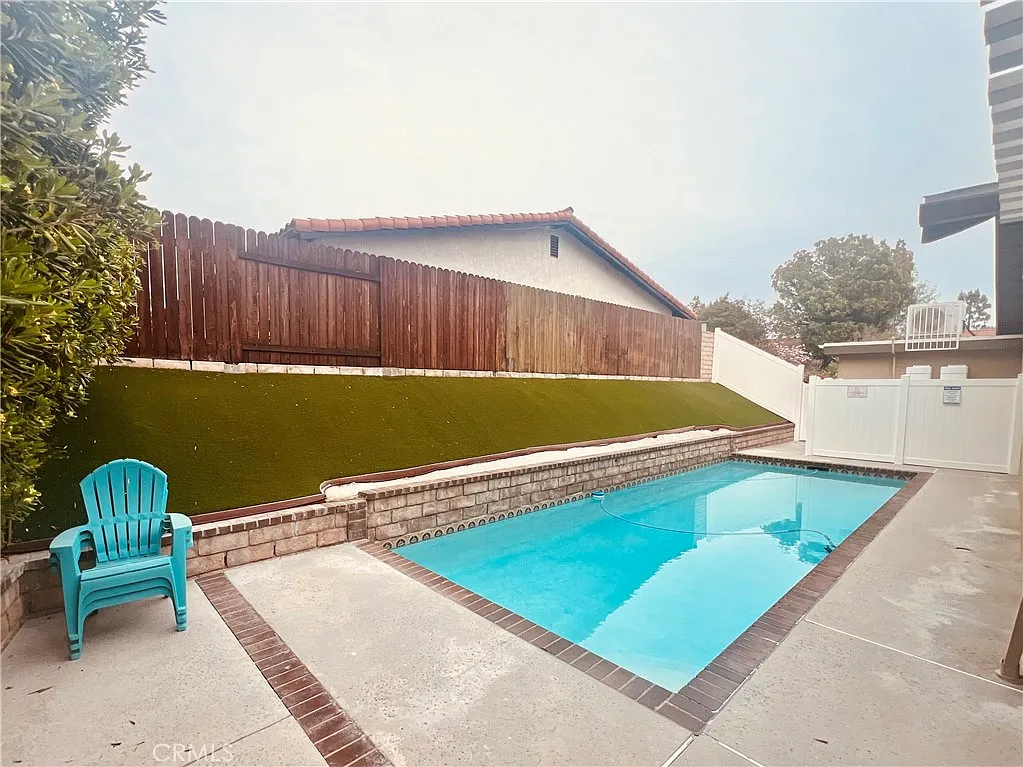4 bed, 1956 sqft, $6,295 — Photo 2