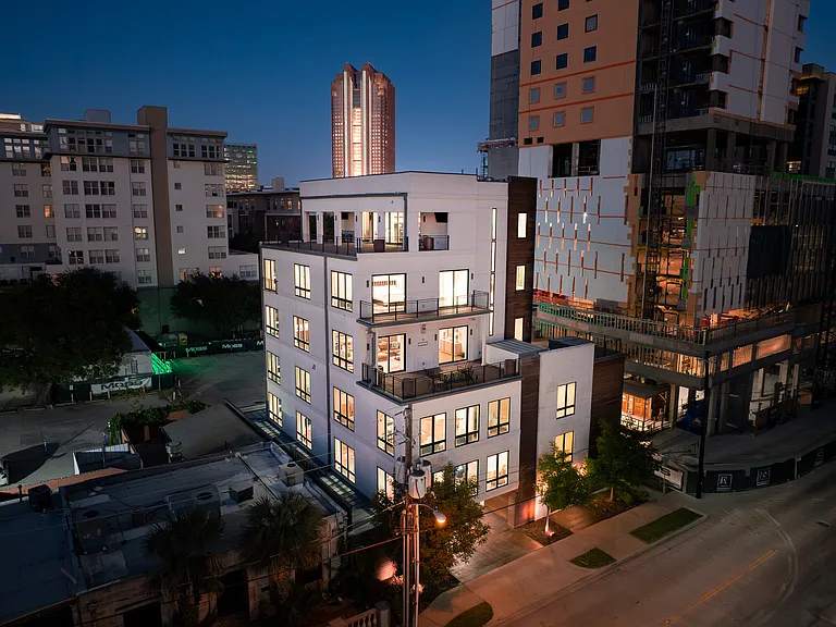 2934 N Hall St #401 — Photo 30