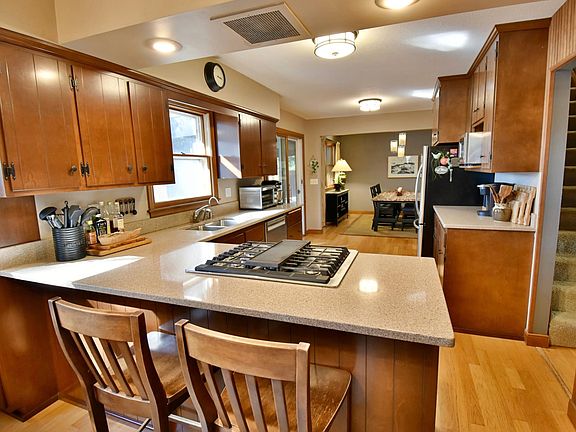 3rd image of 1715 Hillcrest Rd