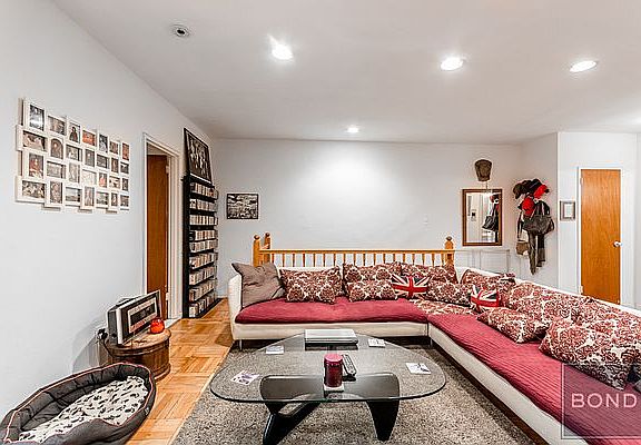 3rd image of 55 W 89th St