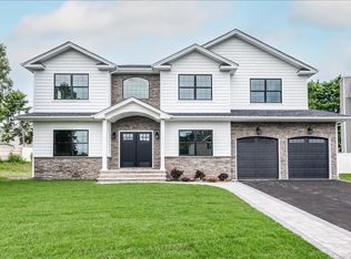 39 Bluebird Dr, Syosset, NY 11791