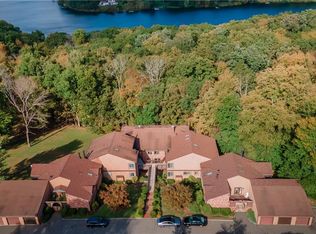 46 Hearthstone Dr #46, Brookfield, CT 06804